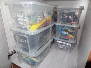 Tools-für-Kabelorganisation-Kabel-aufräumen-IKEA-Aufbewahrungsboxen